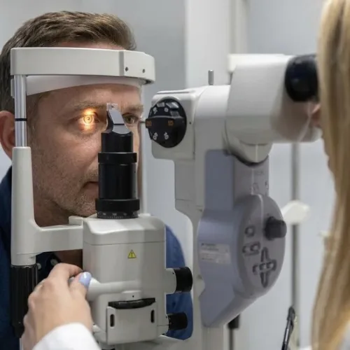 Adaptación personalizada de lentillas en Óptica Llevot Cornellà
