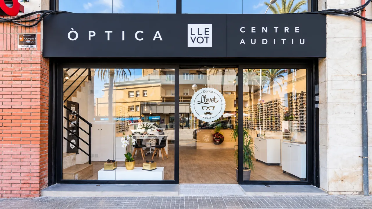 Fachada de Óptica Llevot en Cornellà de Llobregat