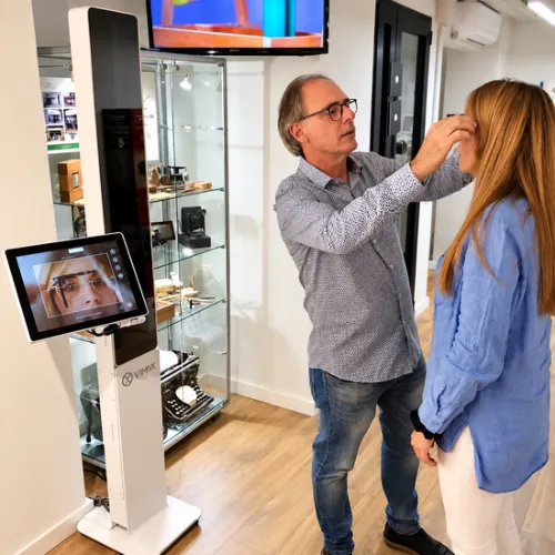 Medición y centrado de gafas progresivas en Óptica Llevot de Cornellà