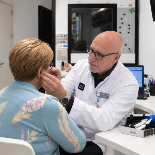 Especialista en audición atendiendo a una paciente en Óptica Llevot de Cornellà.