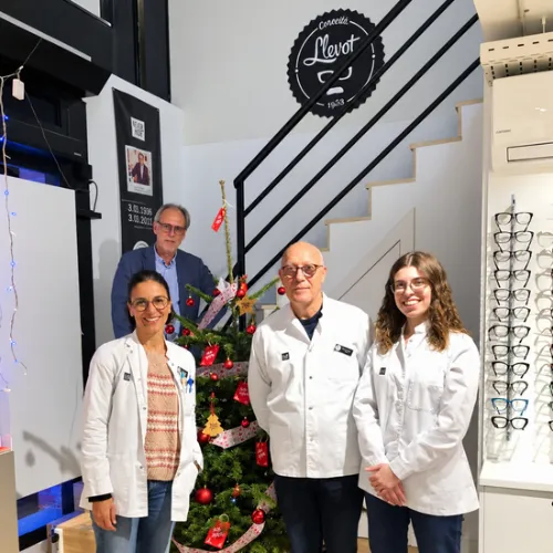 Equipo de Óptica Llevot en el interior de la óptica
