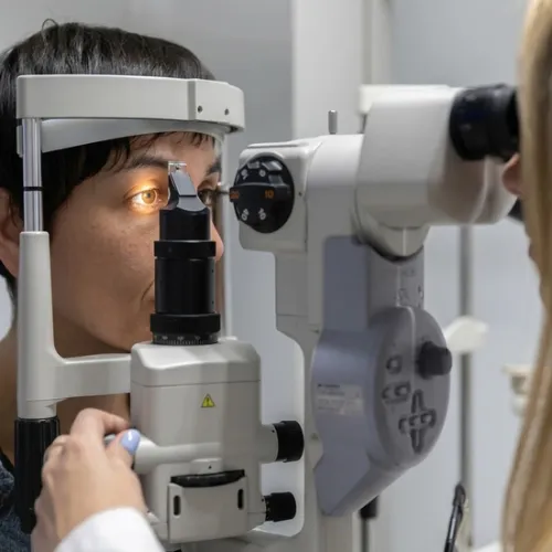 Revisión visual profesional en Óptica Llevot de Cornellà