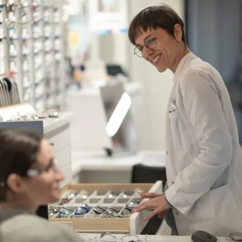 Profesional de Óptica Llevot asesorando a una clienta sobre monturas de gafas en Cornellà.